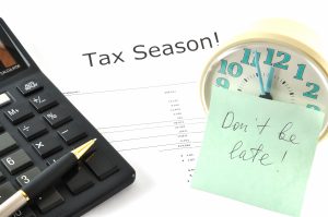 Concept,Image,With,Calculator,And,Clock.,Tax,Season!,Don`t,Be